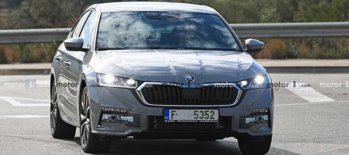 Фото Skoda Octavia RS 2021 года без камуфляжа