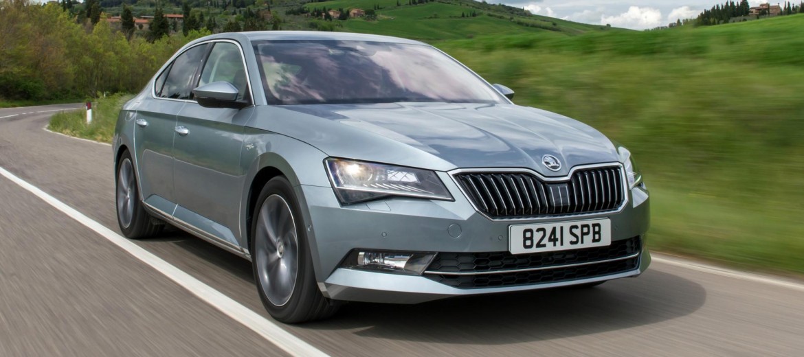 С конвейера сошел новый Skoda Superb iV. Сколько это стоило для компании Skoda?