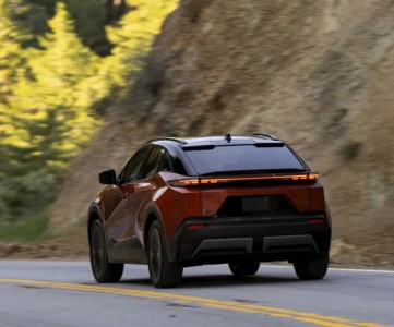 Toyota отзывает 8521 электрокроссовер C-HR из-за сбоя ПО